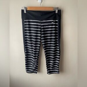 Nike | Cropped Stripe Athletic Leggings medium
